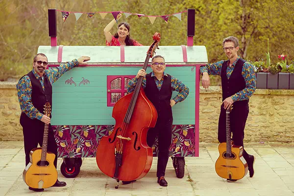 Image du groupe Roulotte a Swing. un groupe habitué à venir performer au Bar Auditorium de Poitiers