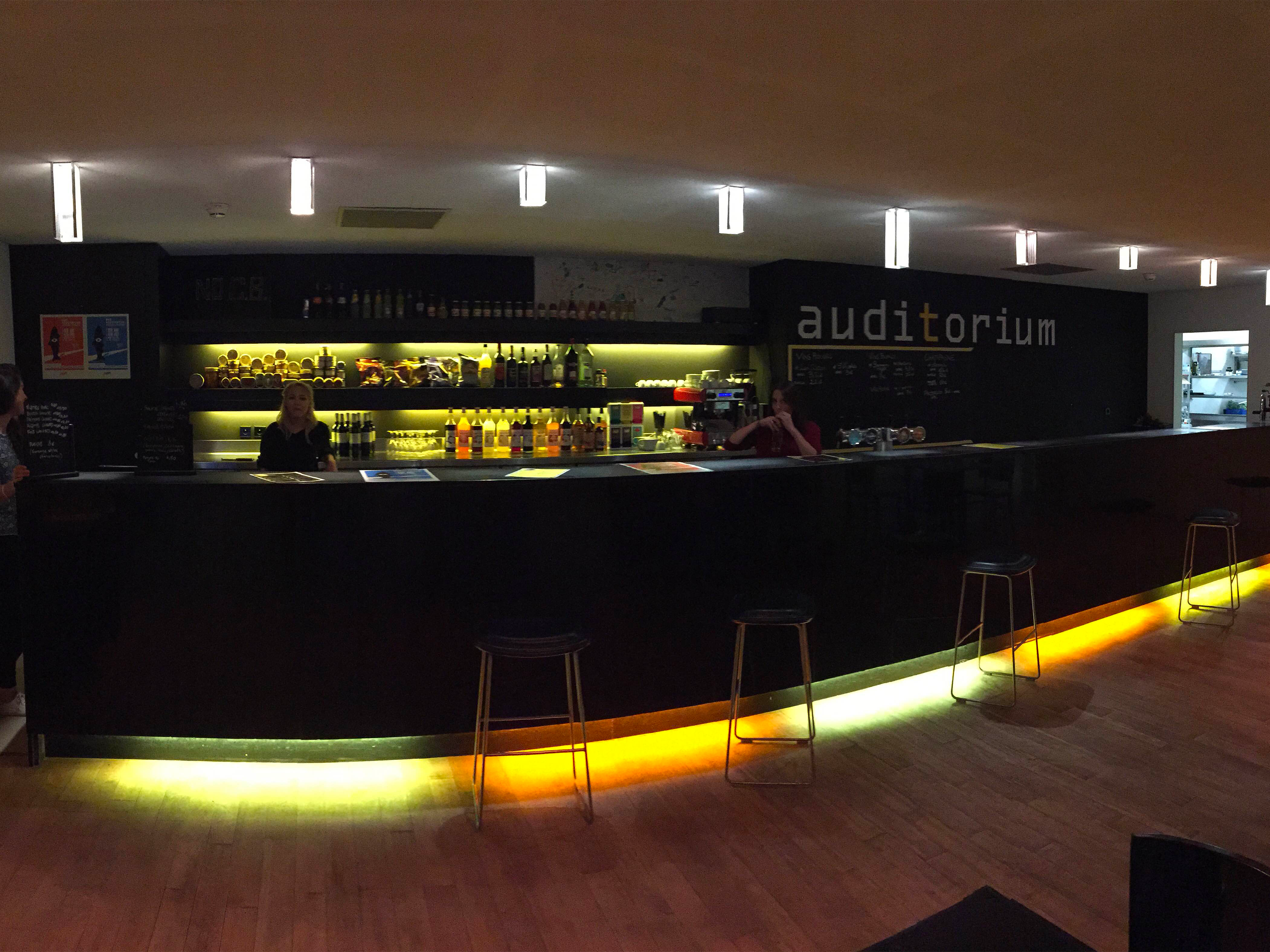photo du bar auditorium de Poitiers. on y voit le bar qui propose de nombreuses boissons
