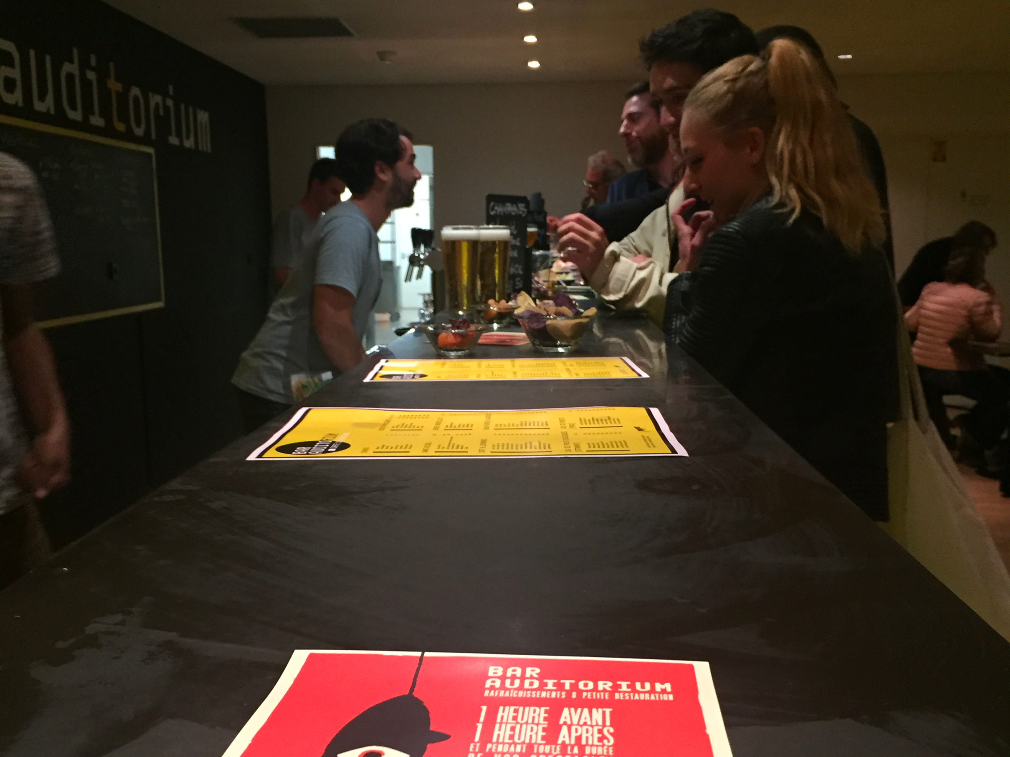 photo du bar auditorium de Poitiers. on y voit des gens rire autour d'une table